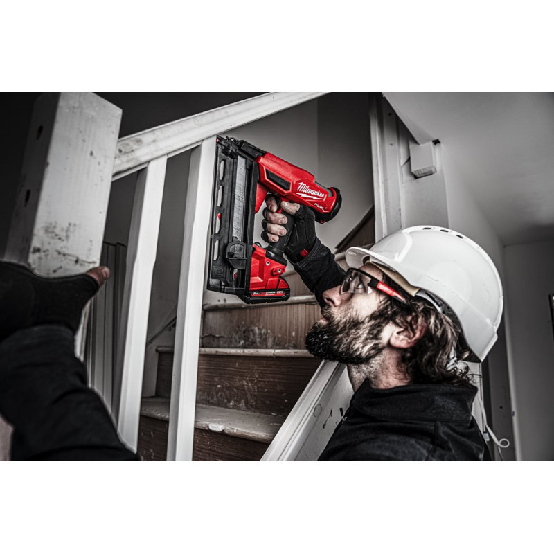 Аккумуляторный гвоздезабиватель с наклонным магазином Milwaukee M18 FUEL FN16GA-0X 4933478094 фото 3